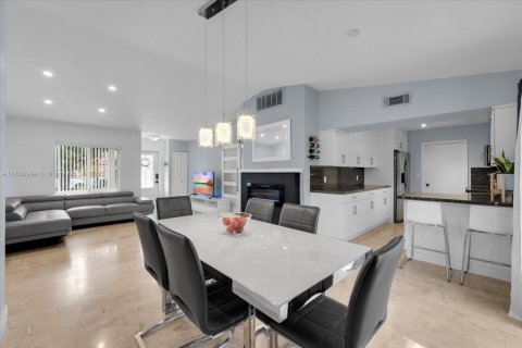 House in Miami, Florida 3 bedrooms, 110.74 sq.m. № 1821529 - photo 5