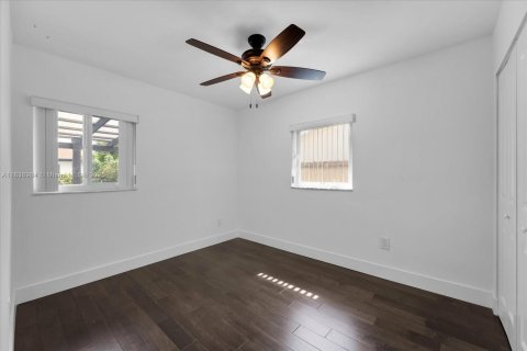 House in Miami, Florida 3 bedrooms, 110.74 sq.m. № 1821529 - photo 18