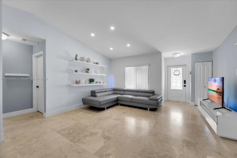 House in Miami, Florida 3 bedrooms, 110.74 sq.m. № 1821529 - photo 7