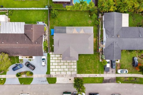 House in Miami, Florida 3 bedrooms, 110.74 sq.m. № 1821529 - photo 30