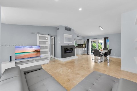 House in Miami, Florida 3 bedrooms, 110.74 sq.m. № 1821529 - photo 9