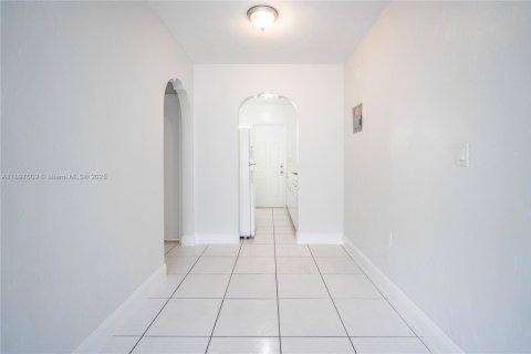 Снять в аренду квартиру в Майами-Бич, Флорида 41.81м2, № 1948861 - фото 6