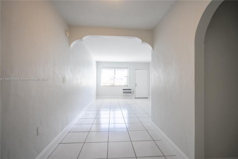 Снять в аренду квартиру в Майами-Бич, Флорида 41.81м2, № 1948861 - фото 7