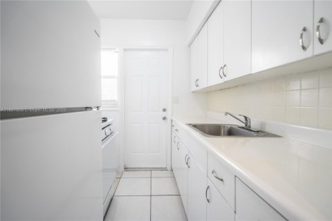 Снять в аренду квартиру в Майами-Бич, Флорида 41.81м2, № 1948861 - фото 8