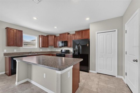 Villa ou maison à vendre à Dover, Floride: 4 chambres, 242.66 m2 № 2280558 - photo 2