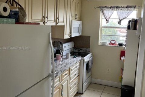 Condo in Miami, Florida, 2 bedrooms  № 1834348 - photo 8