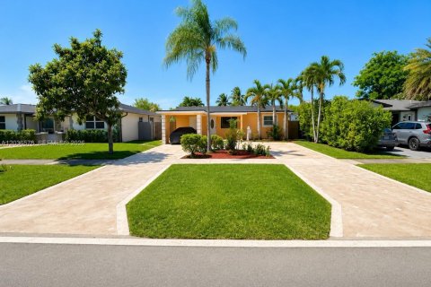 Casa en venta en Hollywood, Florida, 3 dormitorios, 149.94 m2 № 2173387 - foto 3