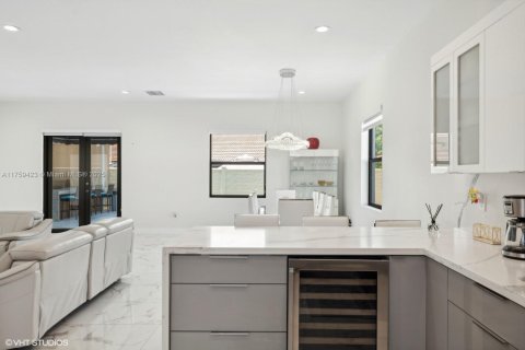 Casa en venta en Miami, Florida, 5 dormitorios, 310.48 m2 № 1698756 - foto 8