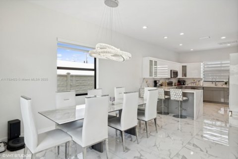 Casa en venta en Miami, Florida, 5 dormitorios, 310.48 m2 № 1698756 - foto 6