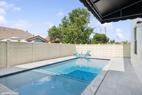 Casa en venta en Miami, Florida, 5 dormitorios, 310.48 m2 № 1698756 - foto 19