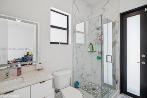 Casa en venta en Miami, Florida, 5 dormitorios, 310.48 m2 № 1698756 - foto 11