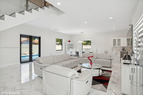 Casa en venta en Miami, Florida, 5 dormitorios, 310.48 m2 № 1698756 - foto 3