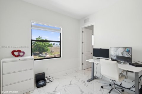 Casa en venta en Miami, Florida, 5 dormitorios, 310.48 m2 № 1698756 - foto 17