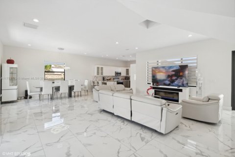 Casa en venta en Miami, Florida, 5 dormitorios, 310.48 m2 № 1698756 - foto 5