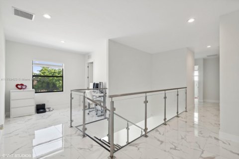 Casa en venta en Miami, Florida, 5 dormitorios, 310.48 m2 № 1698756 - foto 9