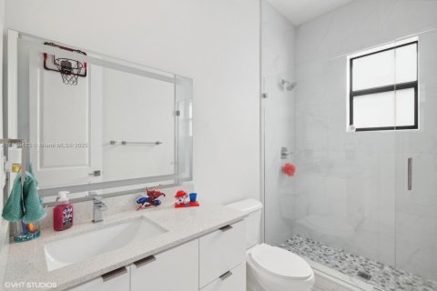 Casa en venta en Miami, Florida, 5 dormitorios, 310.48 m2 № 1698756 - foto 15