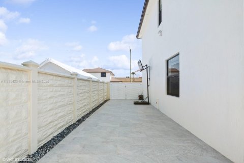 Casa en venta en Miami, Florida, 5 dormitorios, 310.48 m2 № 1698756 - foto 22