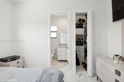 Casa en venta en Miami, Florida, 5 dormitorios, 310.48 m2 № 1698756 - foto 14