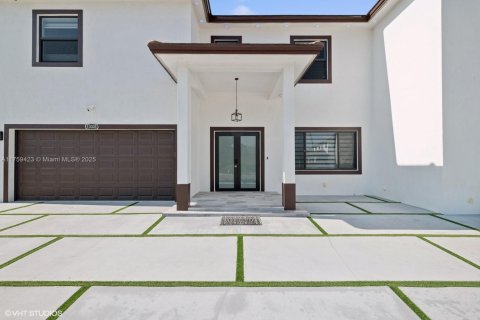 Casa en venta en Miami, Florida, 5 dormitorios, 310.48 m2 № 1698756 - foto 2