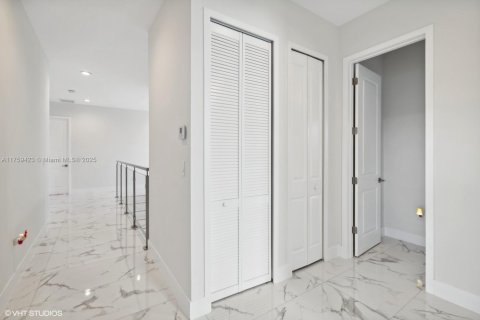 Casa en venta en Miami, Florida, 5 dormitorios, 310.48 m2 № 1698756 - foto 12