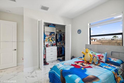 Casa en venta en Miami, Florida, 5 dormitorios, 310.48 m2 № 1698756 - foto 13
