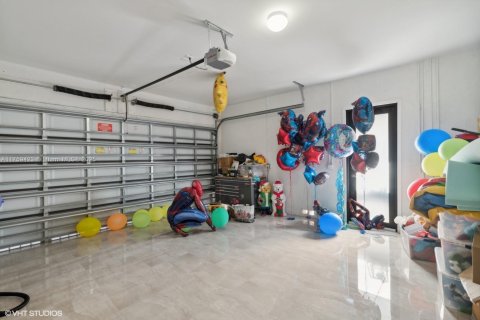 Casa en venta en Miami, Florida, 5 dormitorios, 310.48 m2 № 1698756 - foto 18