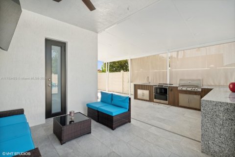 Casa en venta en Miami, Florida, 5 dormitorios, 310.48 m2 № 1698756 - foto 21