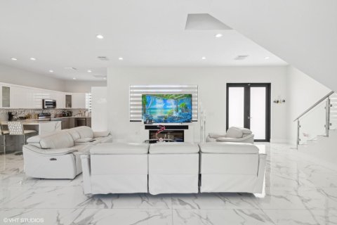 Casa en venta en Miami, Florida, 5 dormitorios, 310.48 m2 № 1698756 - foto 4