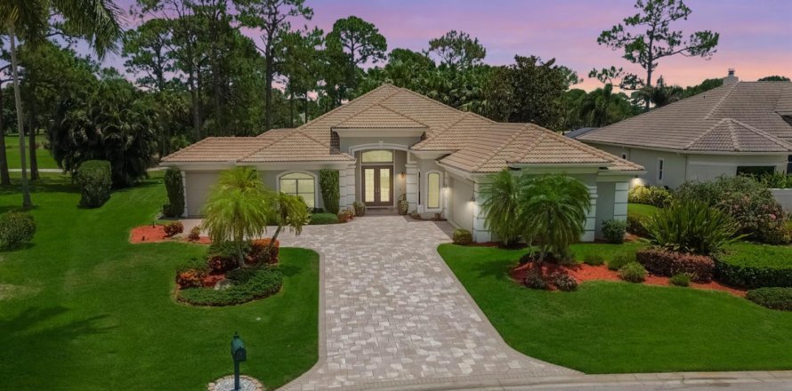 House in Port St. Lucie, Florida 3 bedrooms, 284.84 sq.m. № 2191254