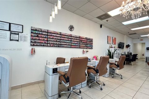 Propiedad comercial en venta en Pembroke Pines, Florida № 1770623 - foto 4