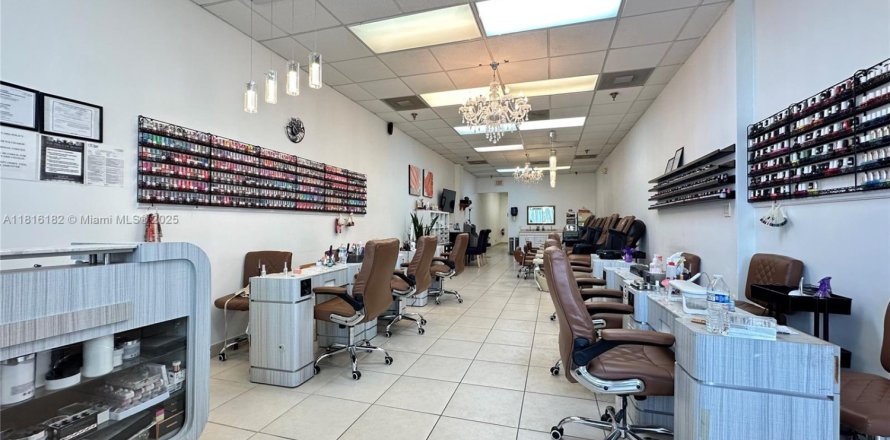 Propiedad comercial en Pembroke Pines, Florida № 1770623
