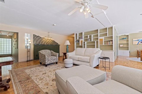 House in Saint Petersburg, Florida 3 bedrooms, 225.57 sq.m. № 1800006 - photo 12