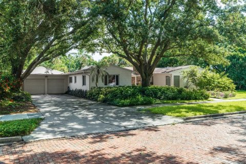 House in Saint Petersburg, Florida 3 bedrooms, 225.57 sq.m. № 1800006 - photo 2