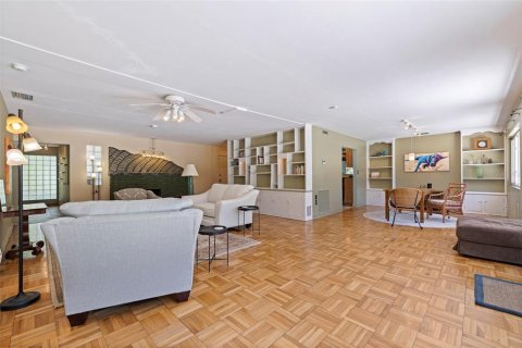 House in Saint Petersburg, Florida 3 bedrooms, 225.57 sq.m. № 1800006 - photo 11