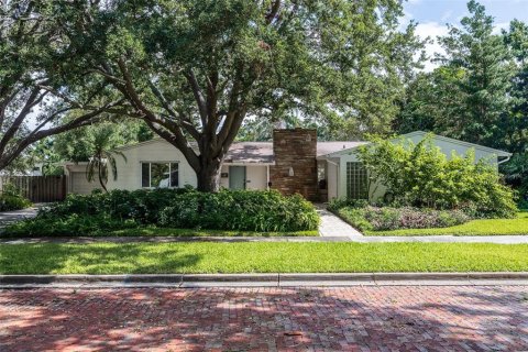 House in Saint Petersburg, Florida 3 bedrooms, 225.57 sq.m. № 1800006 - photo 1