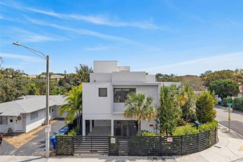 Townhouse in Miami, Florida 3 bedrooms, 178.19 sq.m. № 2045068 - photo 29
