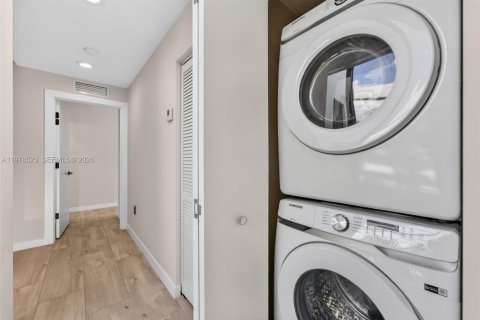 Townhouse in Miami, Florida 3 bedrooms, 178.19 sq.m. № 2045068 - photo 20