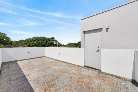 Townhouse in Miami, Florida 3 bedrooms, 178.19 sq.m. № 2045068 - photo 26