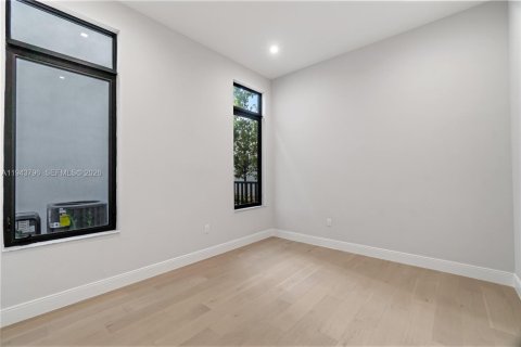 Casa en venta en Doral, Florida, 6 dormitorios, 451.78 m2 № 2001637 - foto 16