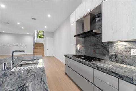 Casa en venta en Doral, Florida, 6 dormitorios, 451.78 m2 № 2001637 - foto 13