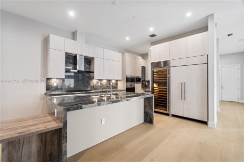 Casa en venta en Doral, Florida, 6 dormitorios, 451.78 m2 № 2001637 - foto 10