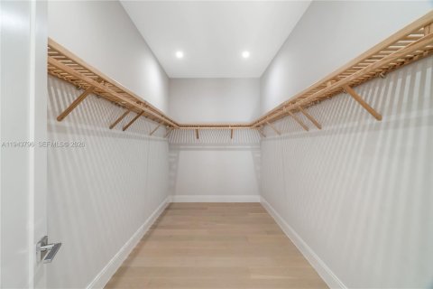 Casa en venta en Doral, Florida, 6 dormitorios, 451.78 m2 № 2001637 - foto 24