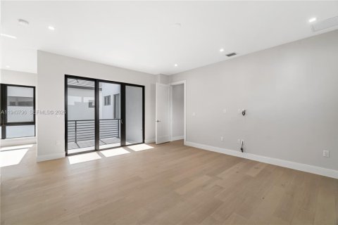 Casa en venta en Doral, Florida, 6 dormitorios, 451.78 m2 № 2001637 - foto 22