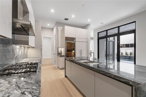 Casa en venta en Doral, Florida, 6 dormitorios, 451.78 m2 № 2001637 - foto 11