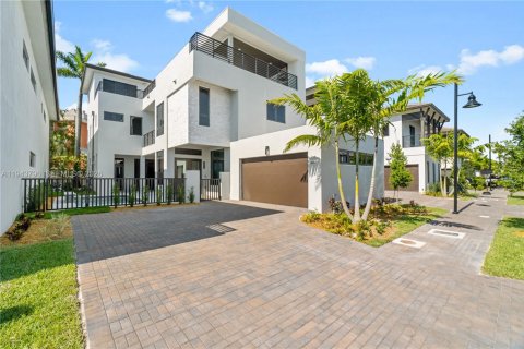 Casa en Doral, Florida 6 dormitorios, 451.78 m2 № 2001637