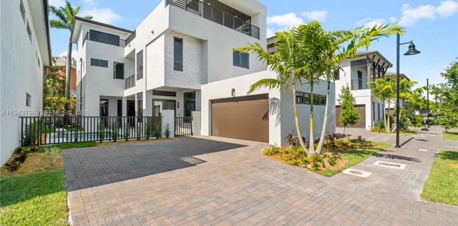 Casa en Doral, Florida 6 dormitorios, 451.78 m2 № 2001637