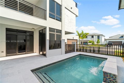 Casa en venta en Doral, Florida, 6 dormitorios, 451.78 m2 № 2001637 - foto 3