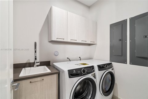 Casa en venta en Doral, Florida, 6 dormitorios, 451.78 m2 № 2001637 - foto 20