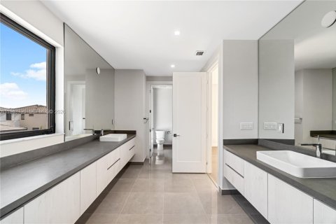 Casa en venta en Doral, Florida, 6 dormitorios, 451.78 m2 № 2001637 - foto 26