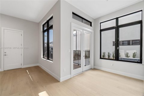 Casa en venta en Doral, Florida, 6 dormitorios, 451.78 m2 № 2001637 - foto 7